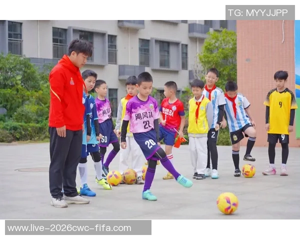 校园足球班级联赛激发学生热情促进团结合作提升足球技能与团队精神