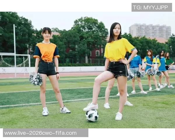 足球场上的青春风采站一排的足球宝贝展现无限魅力与活力