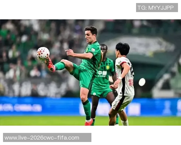 足球场上的抗议声浪裁判判罚引发球员与球迷的激烈反应与讨论 足球场上的抗议声浪裁判判罚引发球员与球迷的激烈反应与讨论